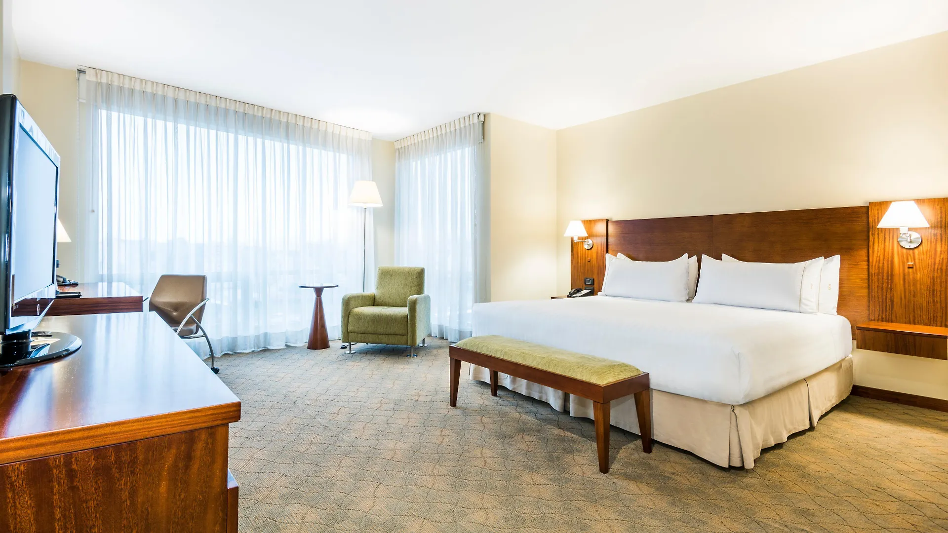 Holiday Inn Express Quito By Ihg 4*,
